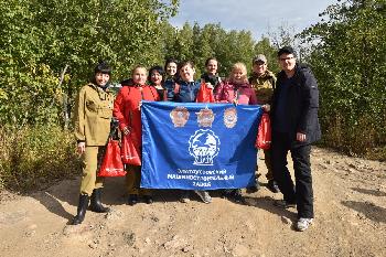 15 сентября сотрудники АО «Златмаш» приняли участие в волонтерской акции по уборке мусора на Александровской сопке. В течение дня волонтеры собрали порядка десяти 120-литровых мешков.
